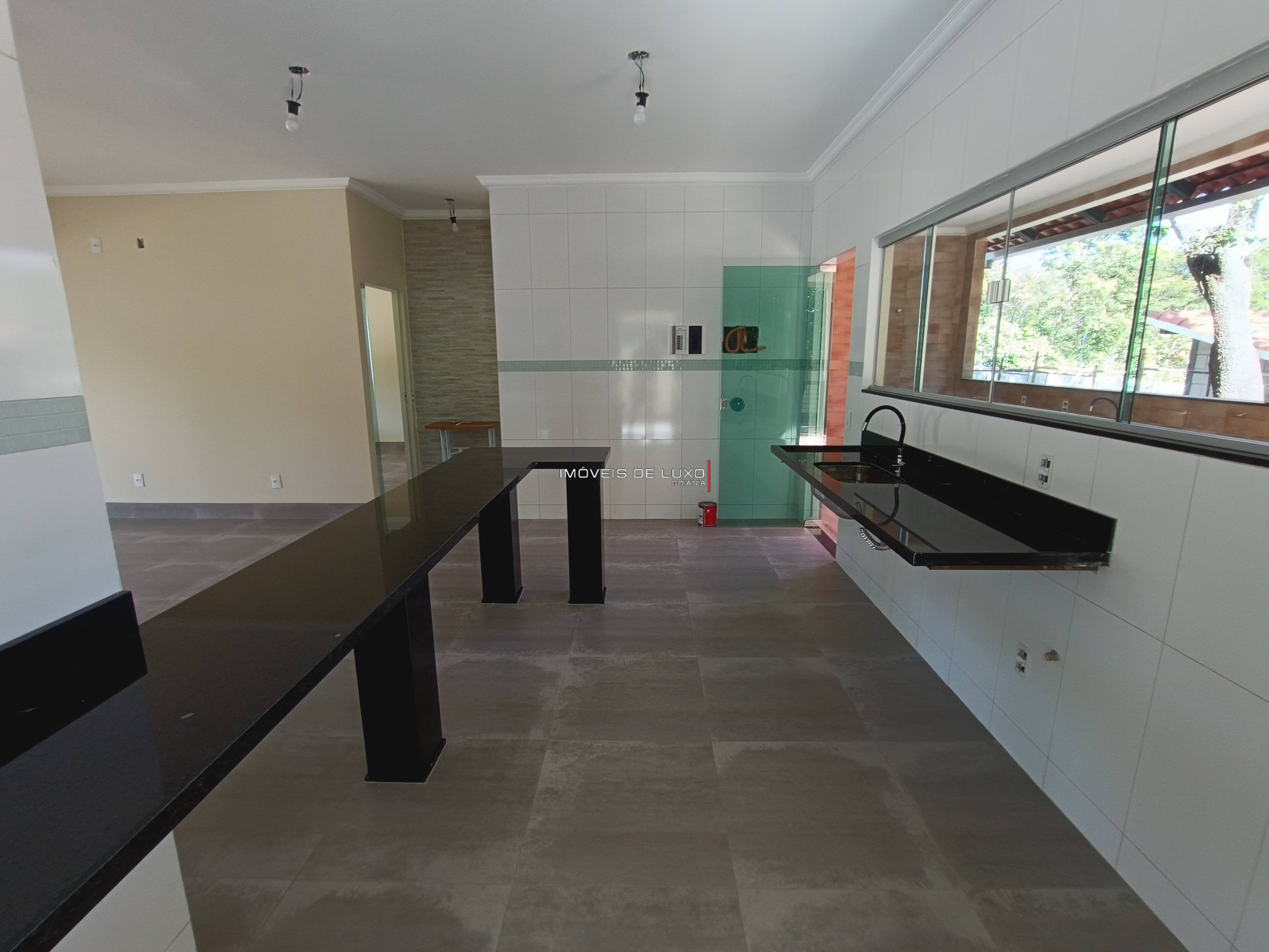 Imóveis de Luxo - Casa Aconchegante em lote de 2940m2 no Condominio Villa Verde