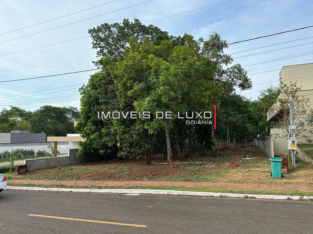 Imóveis de Luxo - Lote com 1.350m2 no Condomínio Villa Verde em Senador Canedo!!