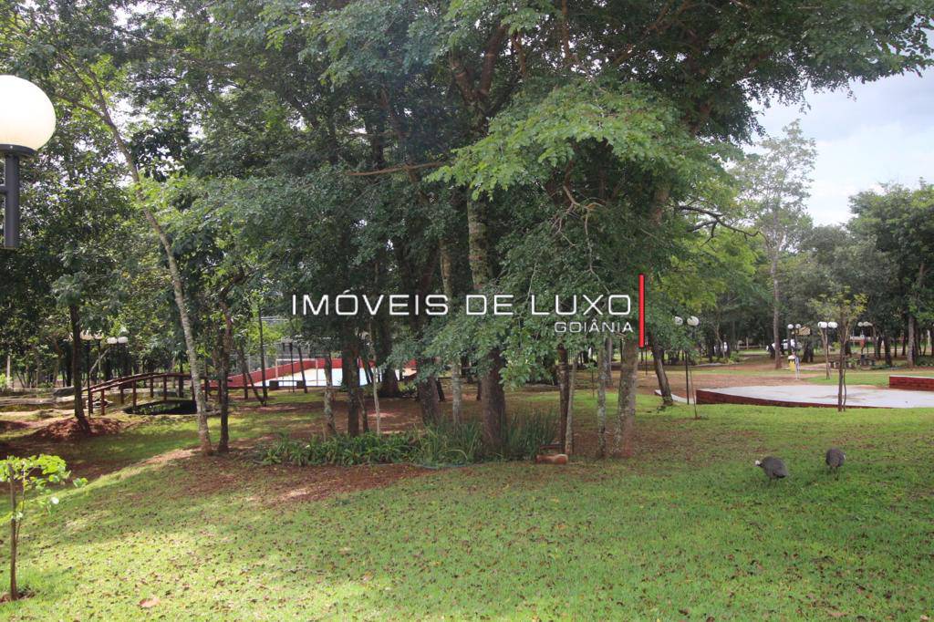 Imóveis de Luxo - Lote com 1200m2 de área, em frente praça!!! Cond Villa Verde
